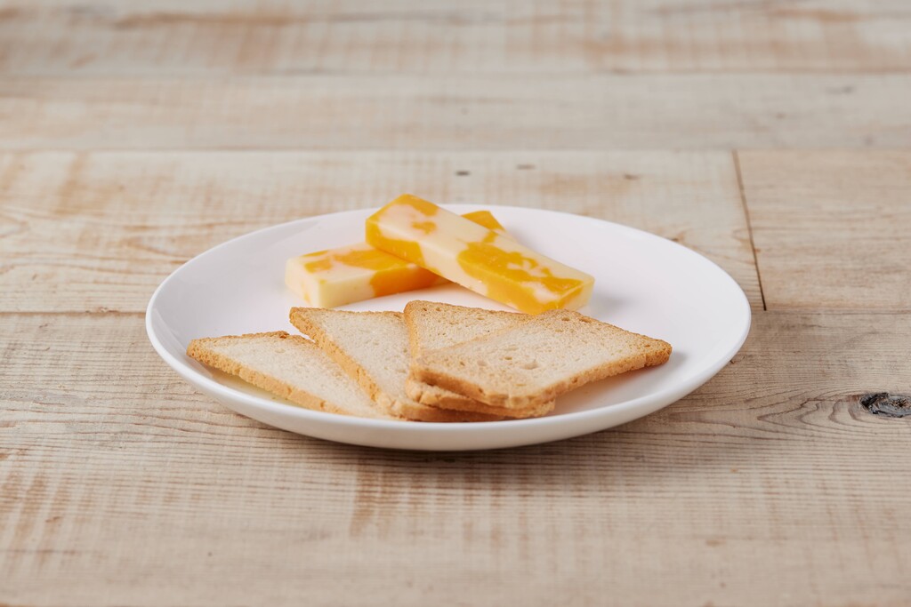A photo of a plate of Cheese & Crackers